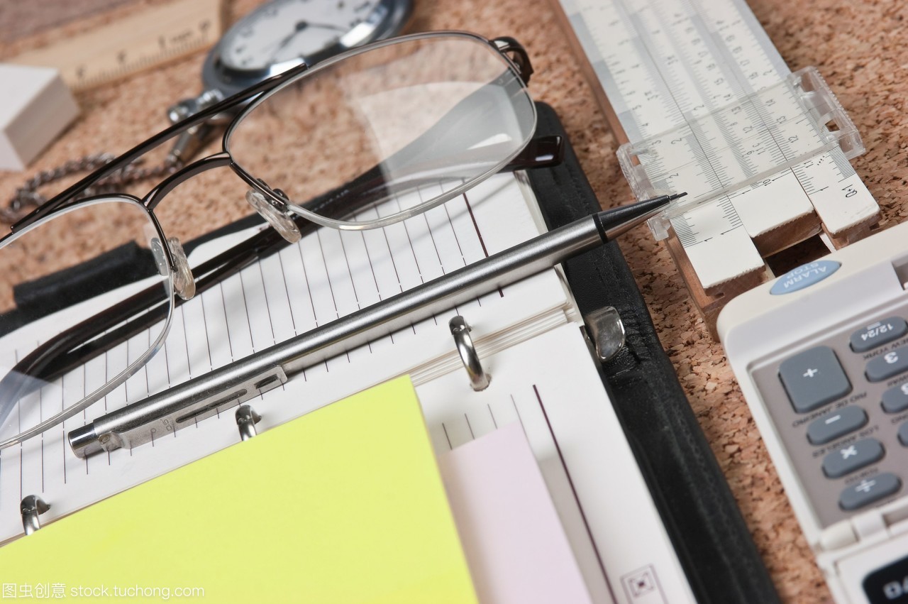 桌案上的精密世界 笔记本与仪器仪表